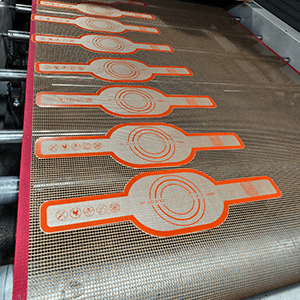 Non-stick silicone baking mat ensuring perfect feet for macarons, manufactured by remixsoul.